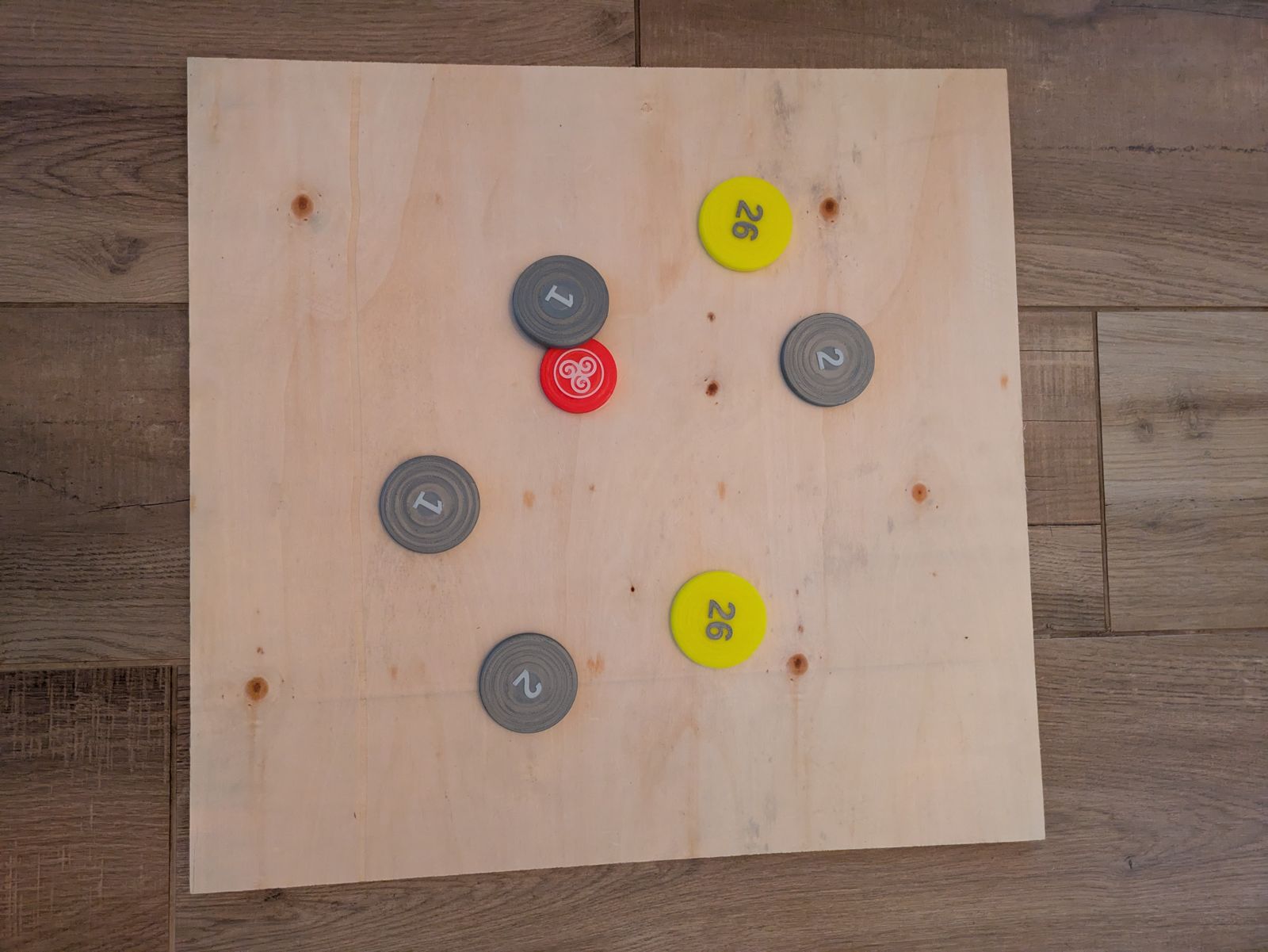 Une partie en cours : palets gris et jaunes, petit rouge au triskel.
